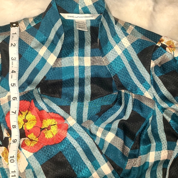 Diane Von Furstenberg silk Wrap Blouse with Notched Collar - Picture 10 of 15